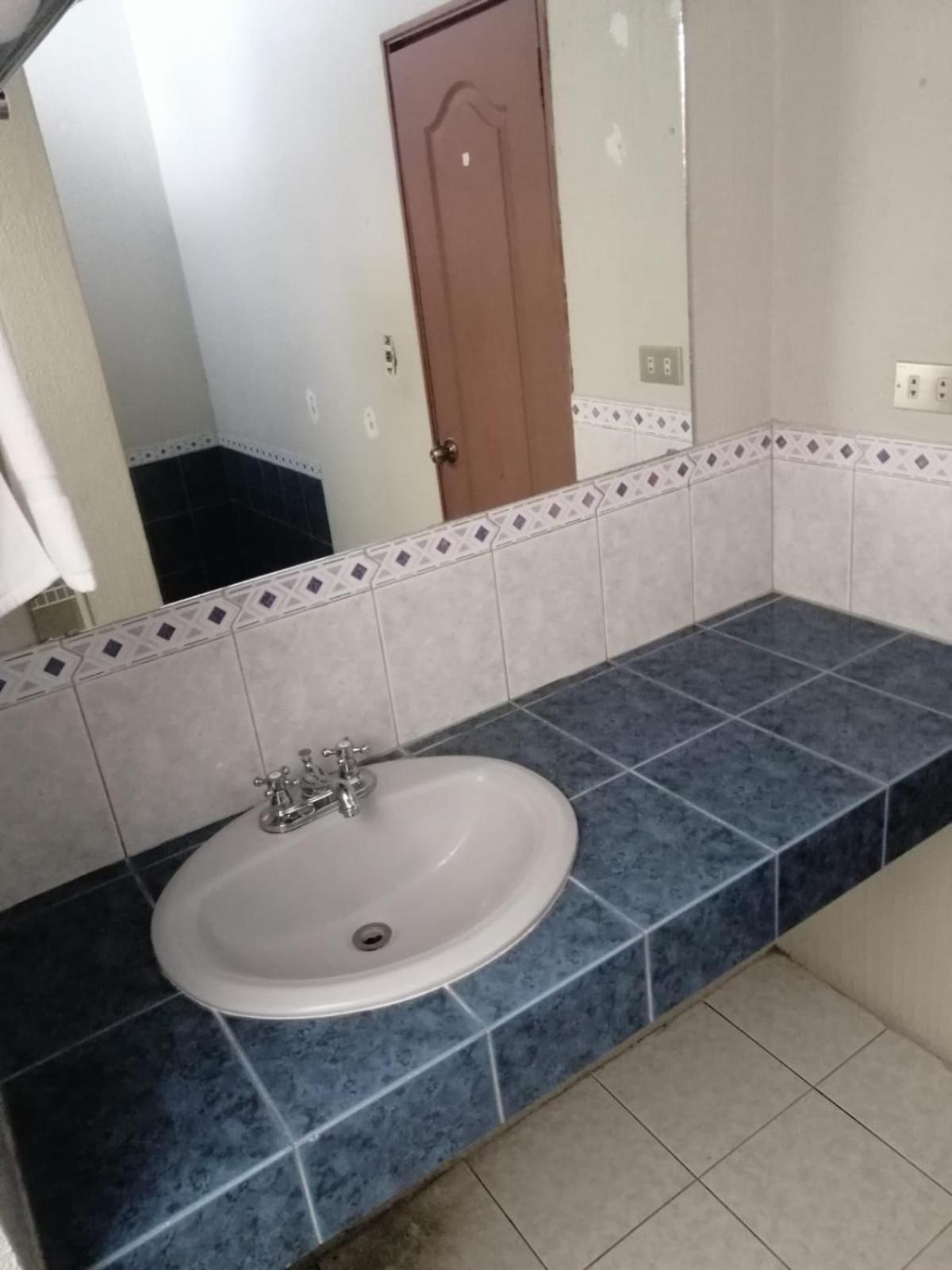 Global Airport Inn Free Shuttle Гватемала Экстерьер фото