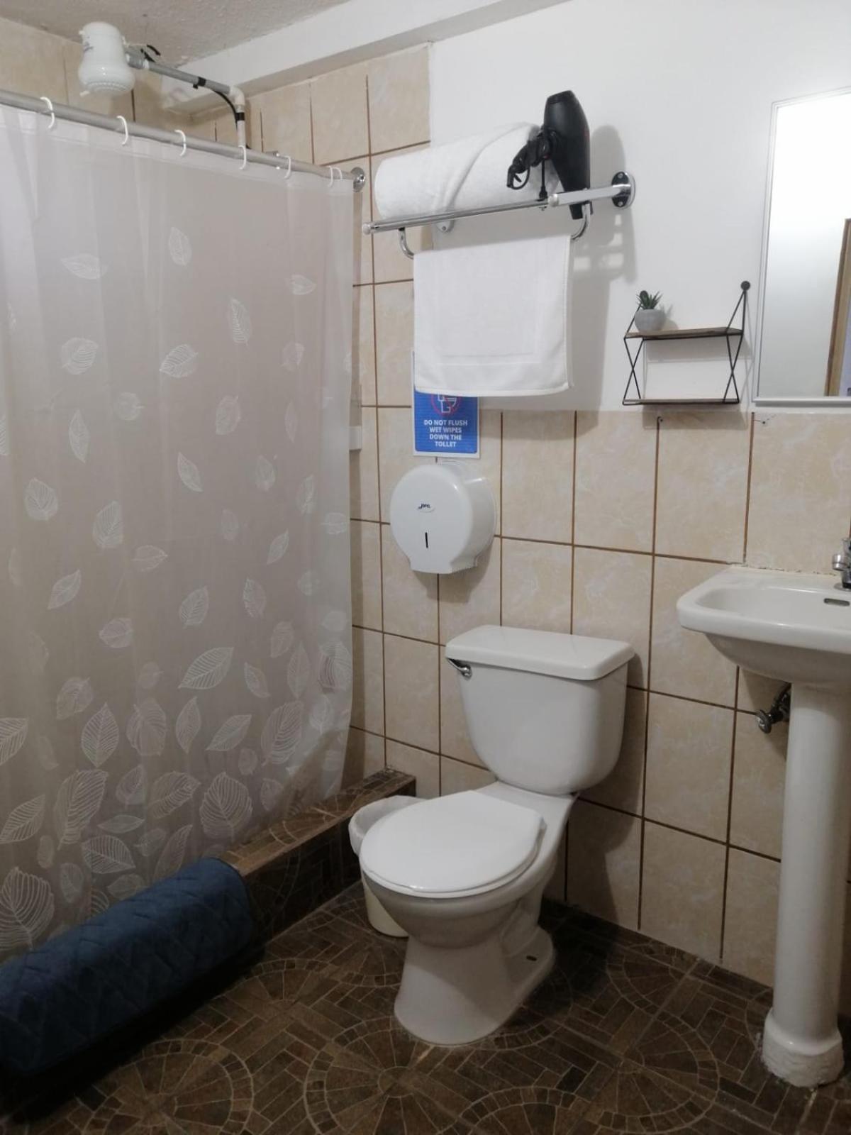 Global Airport Inn Free Shuttle Гватемала Экстерьер фото