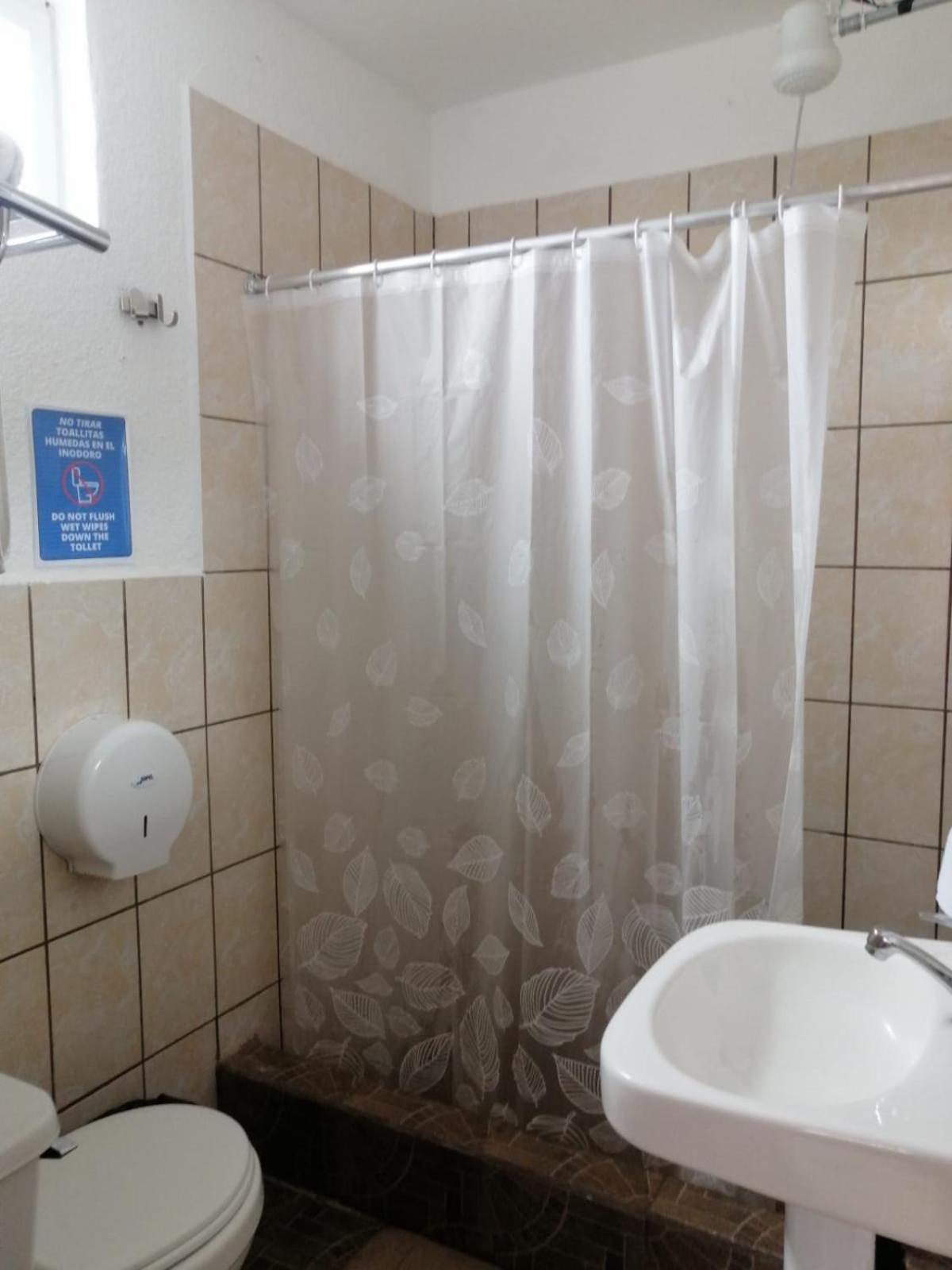 Global Airport Inn Free Shuttle Гватемала Экстерьер фото